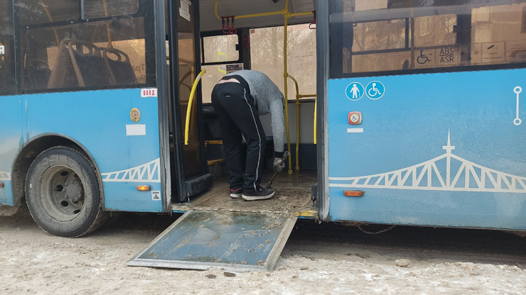 В Твери колясочник пожаловался на состояние пандусов в автобусах - новости ТИА