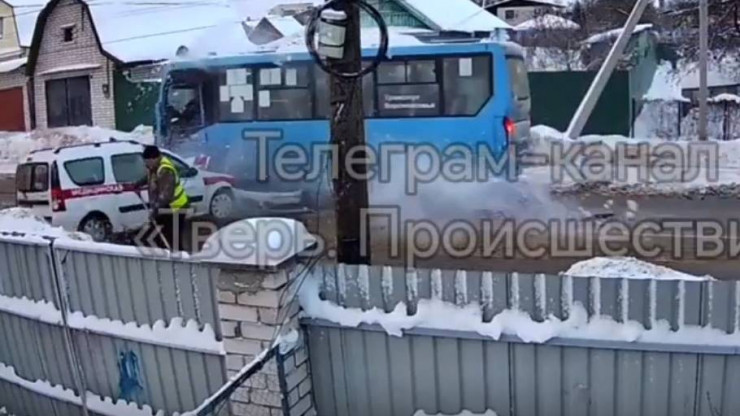 В Тверской области пассажирский автобус столкнулся с машиной скорой помощи - новости ТИА