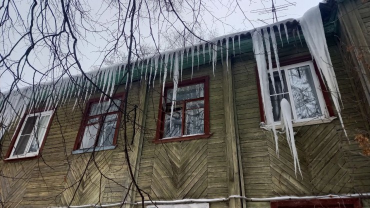 В Твери на домах выросли двухметровые "сталактиты" - народные новости ТИА