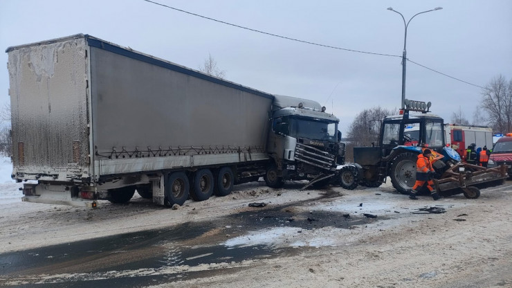 На трассе М-9 в Тверской области столкнулись фура и трактор - новости ТИА