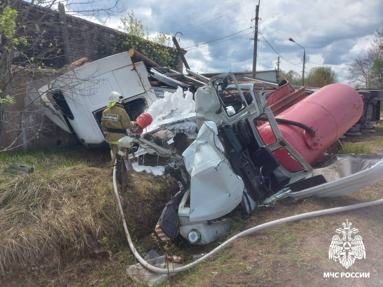 В Тверской области два человека оказались зажаты в раздавленной кабине  грузовика - ТИА