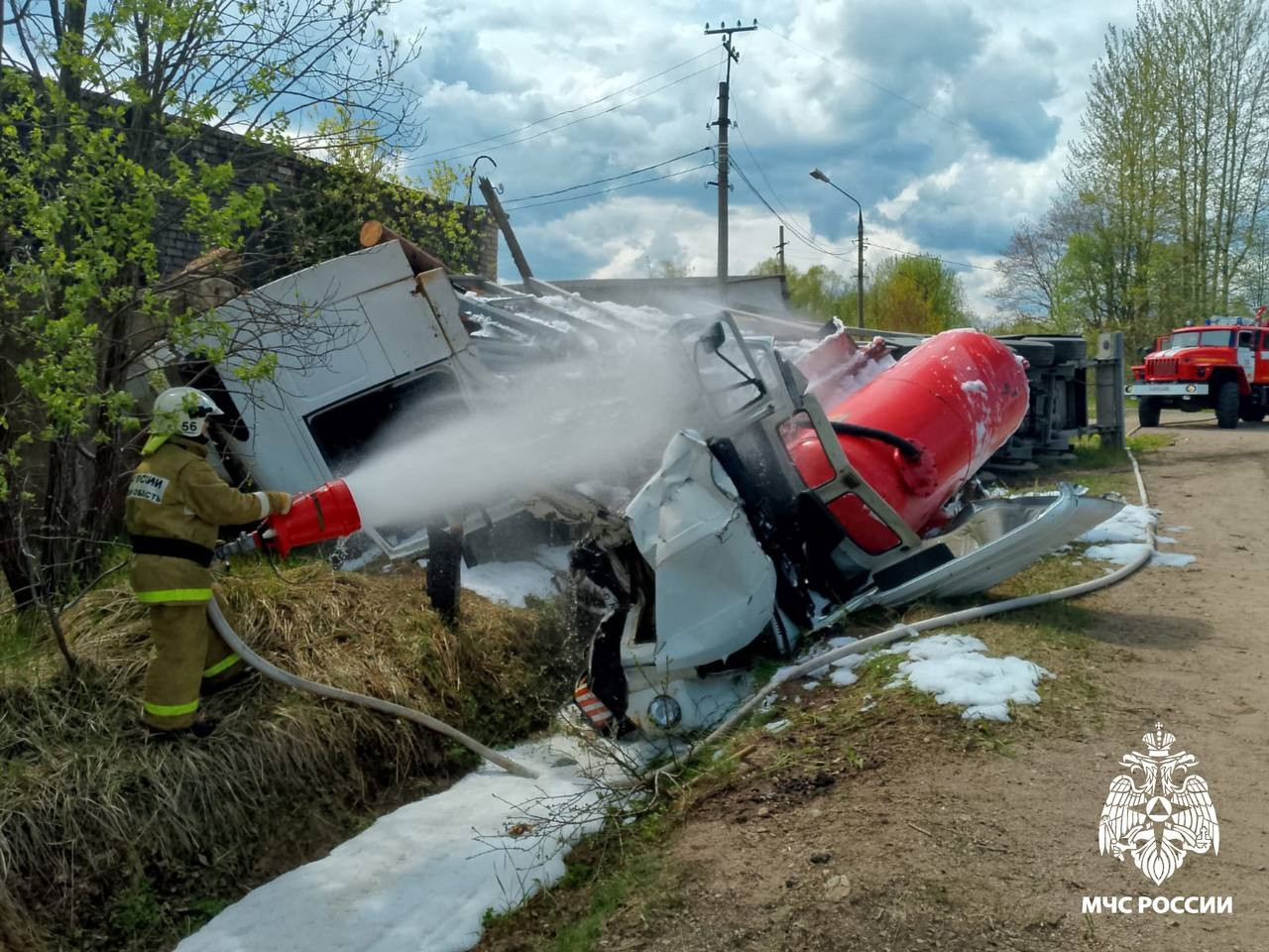 В Тверской области два человека оказались зажаты в раздавленной кабине  грузовика | 16.05.2024 | Тверь - БезФормата