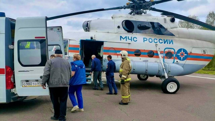 Пожилых мужчину и женщину доставили на вертолете санавиации в больницу в Тверь - новости ТИА