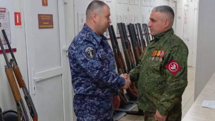 Тверские росгвардейцы передали около 30 единиц гражданского оружия в зону СВО - новости ТИА