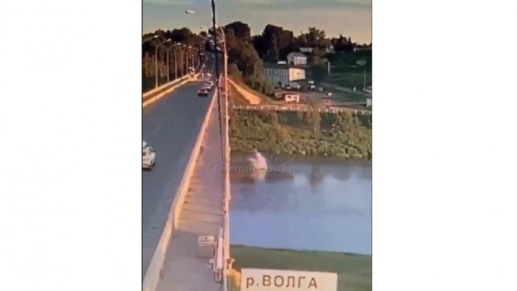 В Тверской области полиция ищет мужчину, который спрыгнул с моста в Волгу - новости ТИА