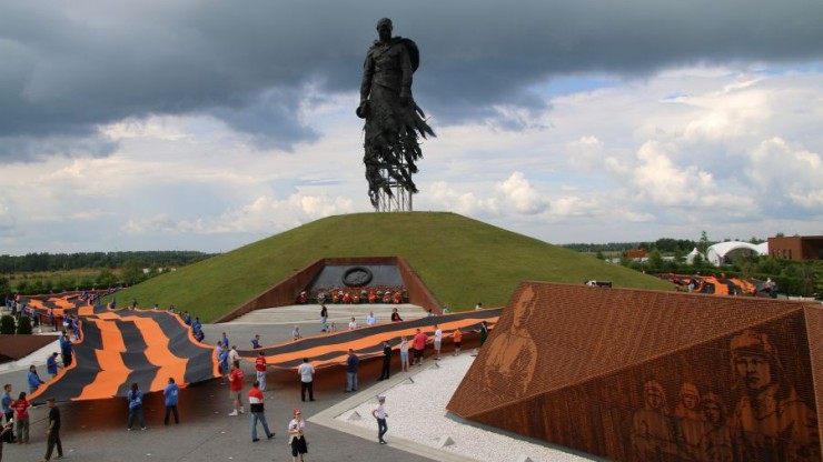 В Ржеве у мемориала Советскому солдату развернули 300-метровую Георгиевскую ленту - новости ТИА