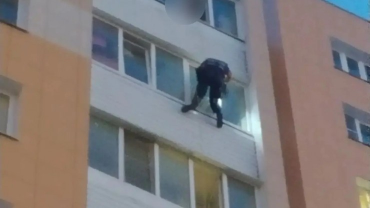 В Твери спасателям пришлось спускаться по стене, чтобы проверить ребенка в квартире - новости ТИА