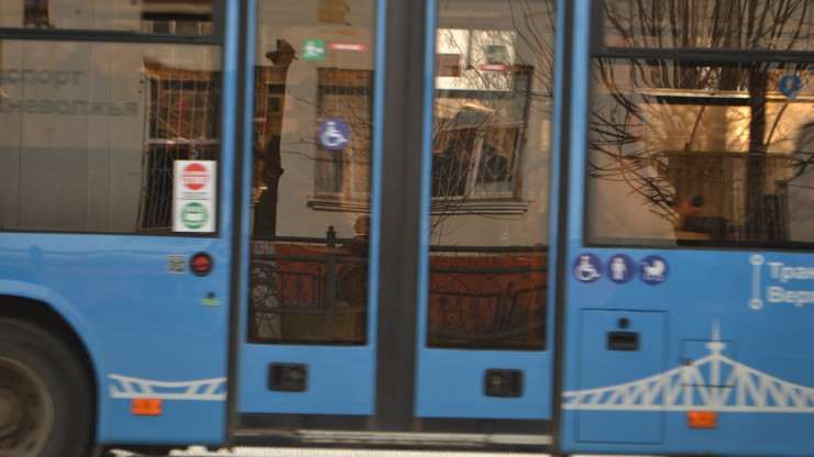 В Твери у пассажирки автобуса рецидивист украл телефон - новости ТИА