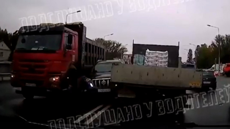 Опубликовано видео момента столкновения грузовиков и внедорожника в Твери - новости ТИА