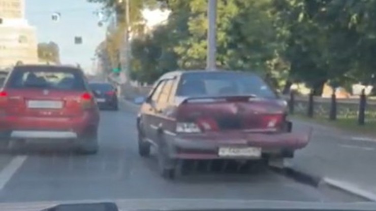 Из-за брошенного автомобиля в центре Твери несколько дней собирается пробка - новости ТИА