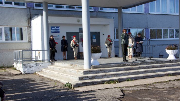 В посёлке Фирово на здании школы открыли мемориальную доску погибшему на СВО - новости ТИА