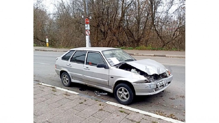 В центре Твери кто-то бросил разбитый в ДТП автомобиль ВАЗ - новости ТИА