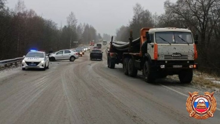 В Конаковском округе женщина пострадала при ДТП с легковушкой и грузовиком - новости ТИА