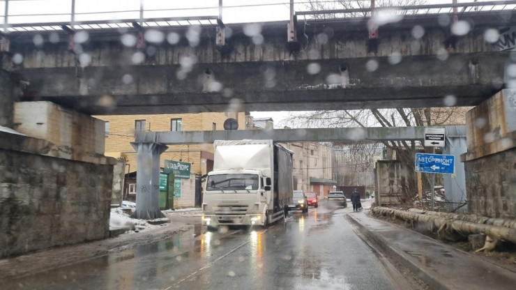 В Твери водитель большегруза не рассчитал габариты и застрял под мостом - новости ТИА