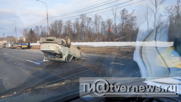 В Калининском районе на трассе перевернулось авто: пострадал водитель - новости ТИА