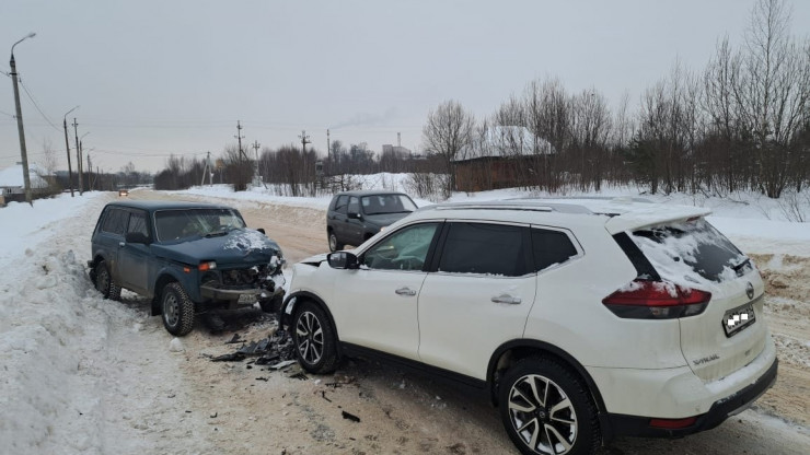 В Торжке в лобовом столкновении двух машин пострадали водители - новости ТИА