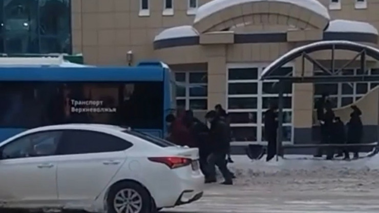 В Твери пассажиры выталкивали застрявший в снежной каше автобус - новости ТИА