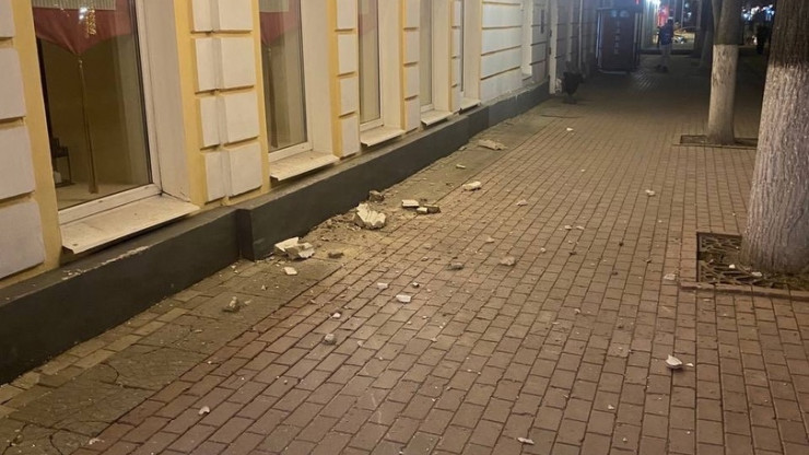 Очевидец: в центре Твери на тротуар с дома падают кирпичи - новости ТИА