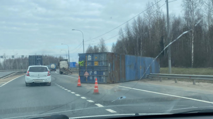 В Тверской области на М-10 фура потеряла грузовой контейнер - новости ТИА
