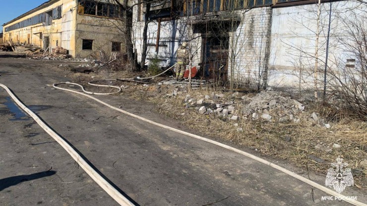 В Тверской области почти два часа тушили большое заброшенное здание - новости ТИА