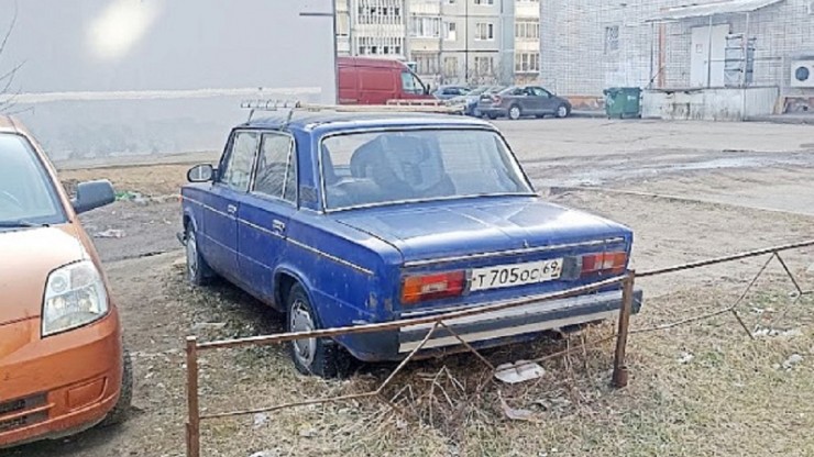 Администрация Твери ищет владельца брошенных во дворе дома "Жигулей" - новости ТИА
