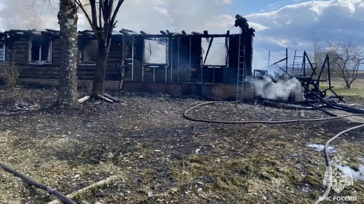 В Тверской области пожарные не дали распространиться огню по деревне - новости ТИА