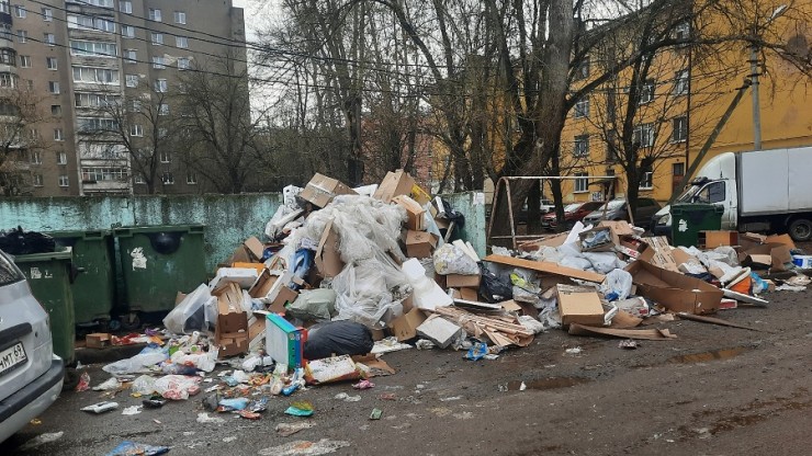 Двор в Твери зарастает мусором - народные новости ТИА