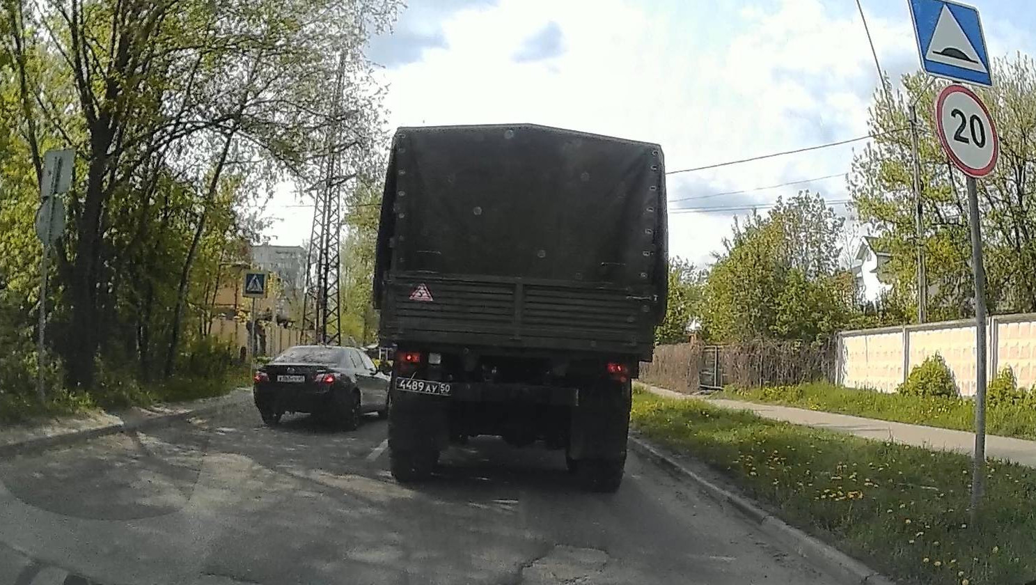 В Твери разыскали и наказали водителя, чуть не сбившего ребёнка на переходе  - ТИА