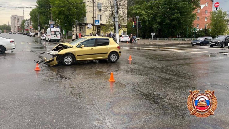В Твери 17-летнюю девочку увезли в больницу после аварии у кукольного театра - новости ТИА