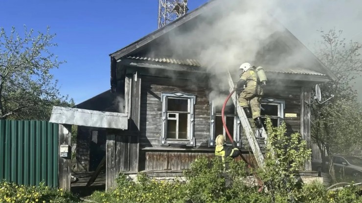 В Тверской области начался пожар из‑за сигареты: хозяина дома госпитализировали - новости ТИА