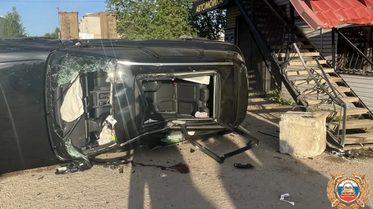 В Тверской области автомобиль въехал в магазин, есть пострадавшие - новости ТИА