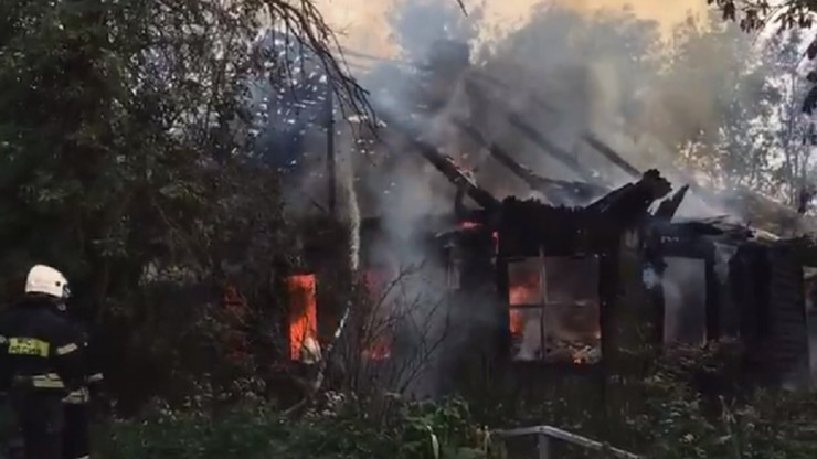 В Твери сгорел заброшенный дом - новости ТИА