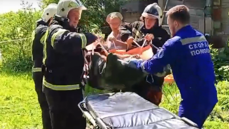 В Тверской области женщина двое суток провела под рухнувшим потолком дома - новости ТИА
