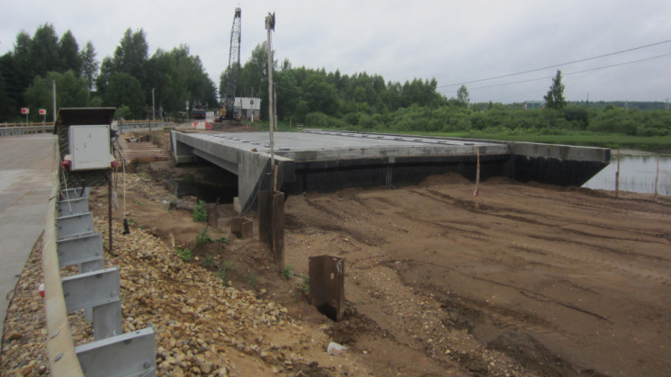 Под Тверью продолжают реконструировать мост через реку Ведемья - новости ТИА