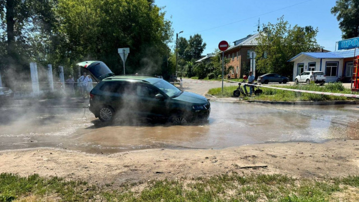 В Твери автомобиль провалился в яму с горячей водой - новости ТИА