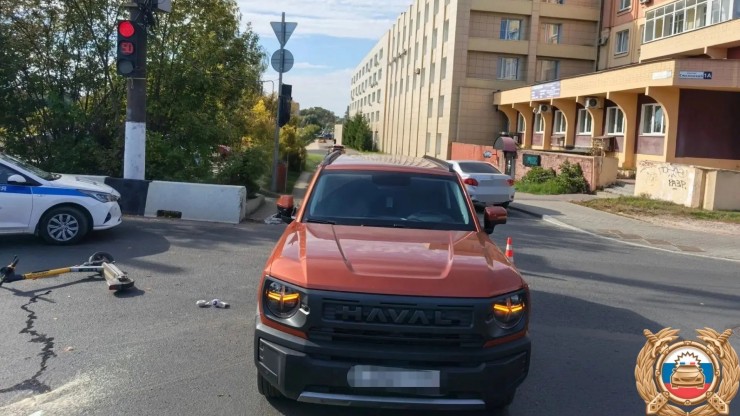 В Твери женщина на электросамокате врезалась в автомобиль - новости ТИА