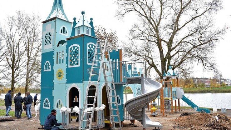 В Твери на набережной устанавливают детский замок и игровой корабль - новости ТИА