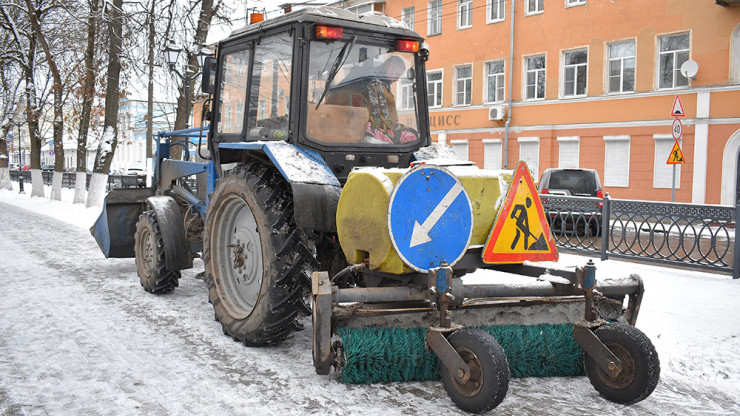 В Твери рабочие и техника круглые сутки расчищают улицы от снега - новости ТИА