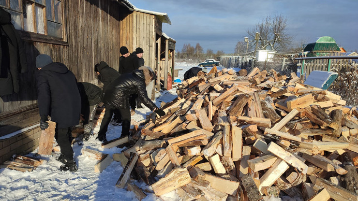 В Калининском районе семье мобилизованного привезли дрова - новости ТИА