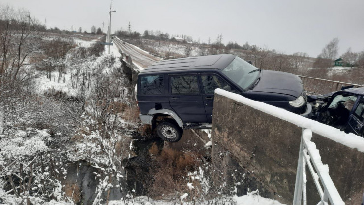 В Тверской области после ДТП УАЗ чуть не свалился с моста в реку - новости ТИА