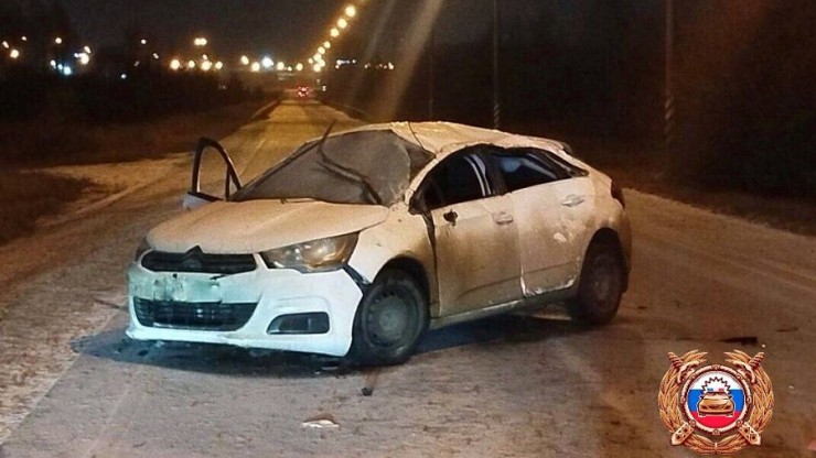 На дороге в Калининском округе перевернулась легковушка - новости ТИА