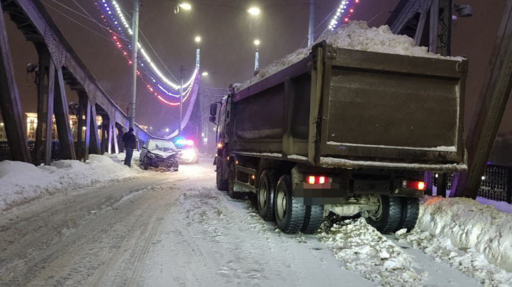 В ДТП на Староволжском мосту в Твери пострадал 23-летний водитель - новости ТИА