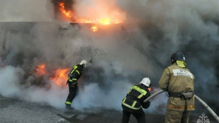 Появились фото и видео с места тушения пожара на трассе М-11 под Торжком - новости ТИА