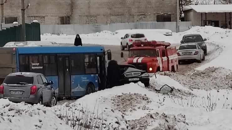 В Тверской области пассажирский автобус столкнулся с автомобилем "Волга" - новости ТИА