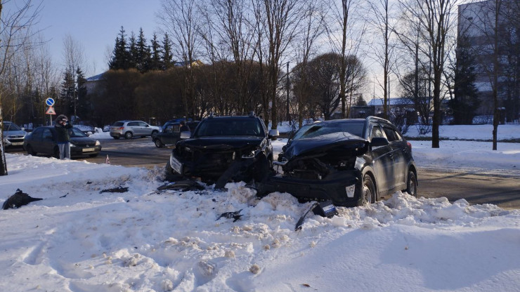 В Тверской области столкнулись две машины, пострадали водитель и пассажир - новости ТИА