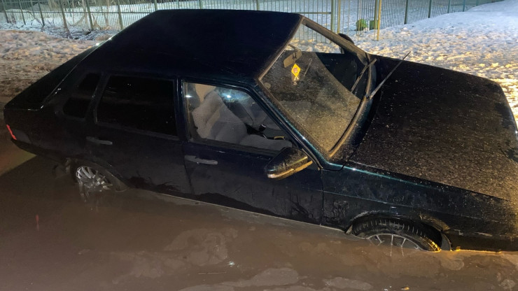 В Тверской области машина провалилась в яму в луже - новости ТИА