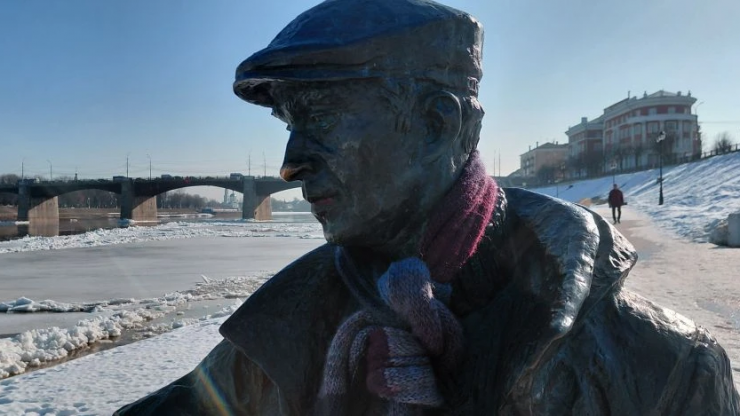 В Твери вновь нарядили знаменитого городского рыбака - новости ТИА