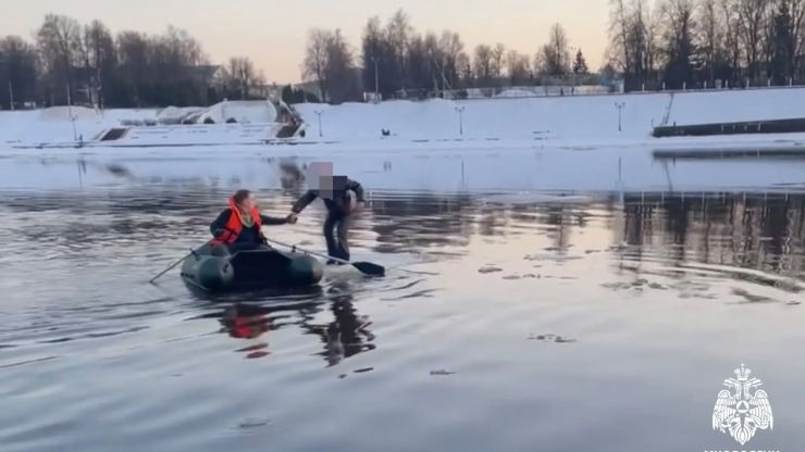 Опубликовано видео спасения плывущей на льдине девочки в Твери - новости ТИА