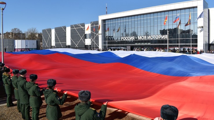 В Твери в День воссоединения с Крымом и Севастополем развернули огромный флаг России - новости ТИА