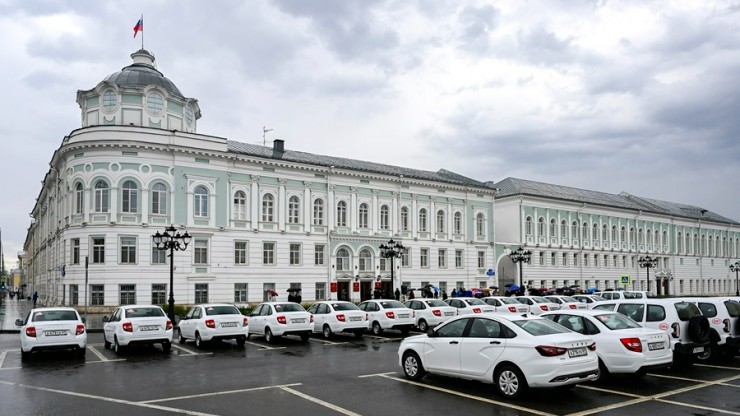 В Тверской области многодетным семьям и семейным центрам вручили ключи от новых машин - новости ТИА
